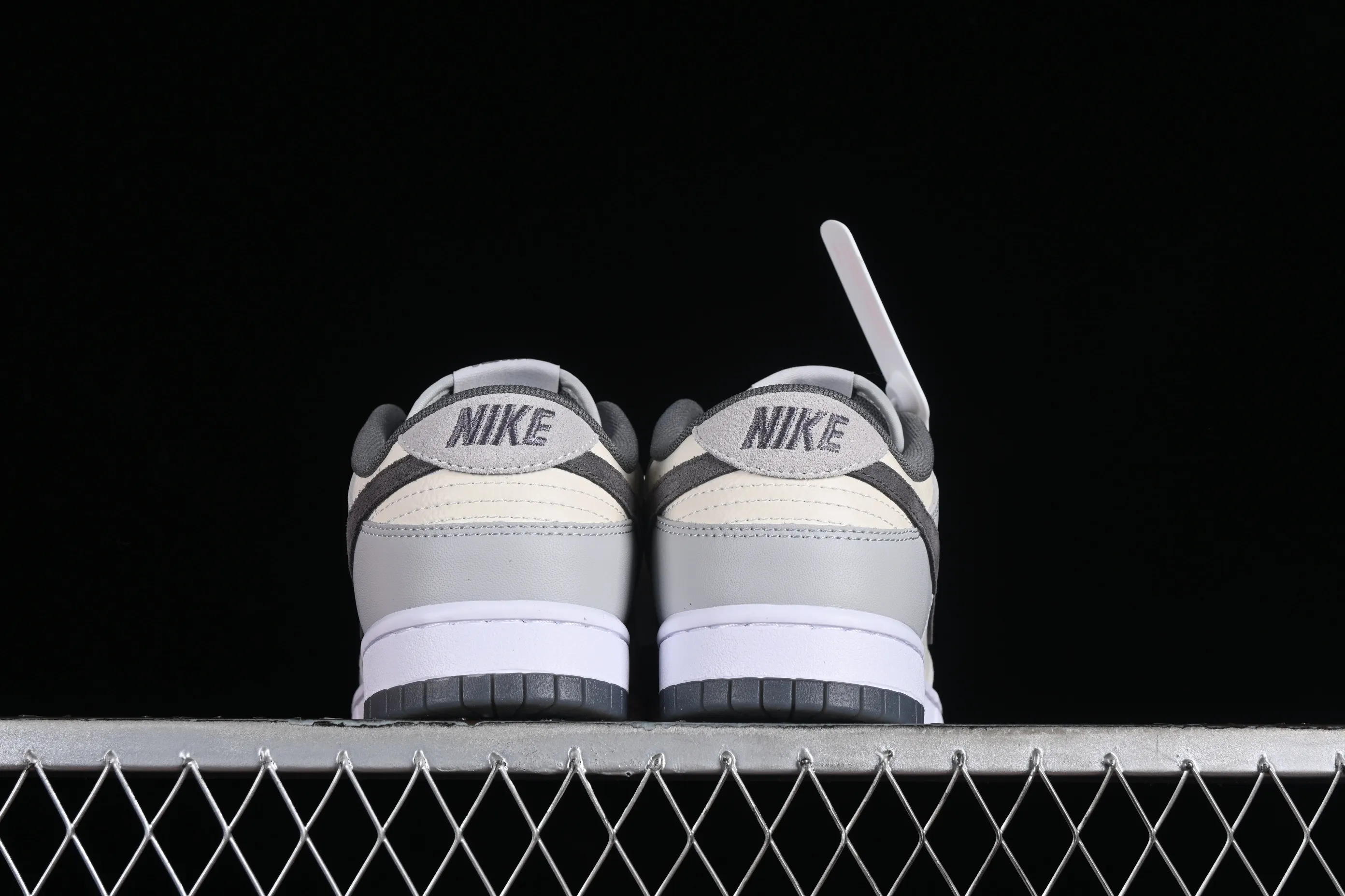 All Categories Nk SB Dunk Series Nk SB Dunk Low Low-top sneakers Nk Dunk Low "Light Carbon"​ Simple gray and white SB low-top casual sneakers FJ4188-100